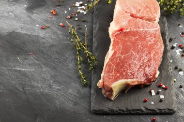 Sığır eti biber ile kayrak bir gemide çiğ et parçası