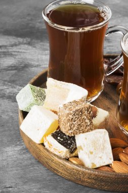 Siyah çay, oryantal tatlılar, tarihleri ve karanlık bir arka plan üzerinde fındık