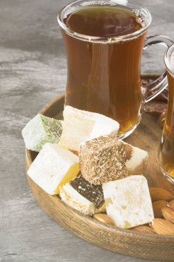 Siyah çay, oryantal tatlılar, tarihleri ve karanlık bir arka plan üzerinde fındık. Tonlama