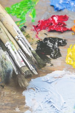 Çeşitli sanat yağlı boya bir ahşap palet ve bir fırça. Tonlama