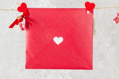 Aşk mektubu ip ve bir çiçek hafif bir arka plan üzerinde asılı