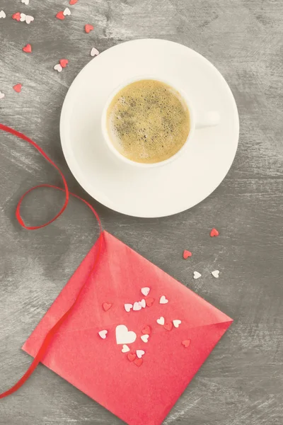 Espresso-Kaffee in einer weißen Tasse, Liebesbrief auf dunklem Hintergrund. Ansicht von oben. Lebensmittel-Hintergrund. Straffung. — Stockfoto