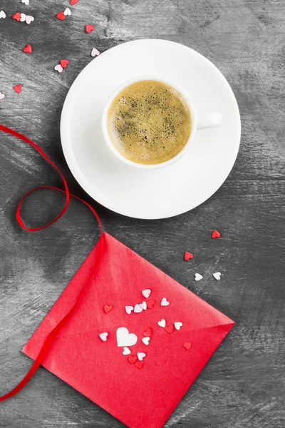 Espresso-Kaffee in einer weißen Tasse, Liebesbrief auf dunklem Hintergrund. Ansicht von oben. Lebensmittel-Hintergrund — Stockfoto