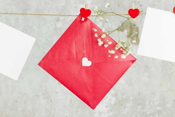The love letter hangs on rope and a flower on a light background — Stock Photo, Image