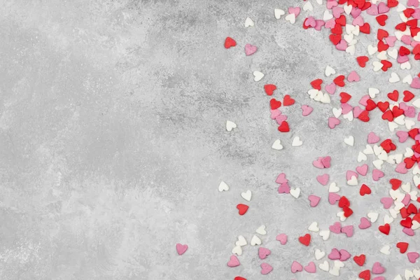 Corações rosa, branco e vermelho em um fundo claro. Vista superior, espaço de cópia — Fotografia de Stock