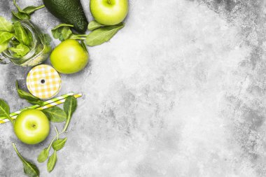 Yeşil smoothie - elma, ıspanak, kereviz, hafif bir arka plan üzerinde avokado için malzemeler. Görünümü en çok, uzay kopyalayın. Gıda arka plan.