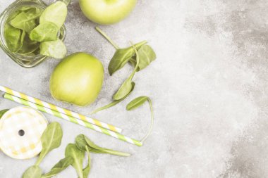 Yeşil smoothie - elma, ıspanak, kereviz, hafif bir arka plan üzerinde avokado için malzemeler. Görünümü en çok, uzay kopyalayın. Gıda arka plan. Tonlama