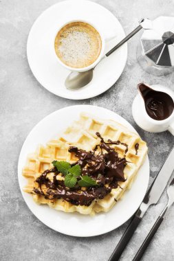 Beyaz çikolata ve nane, kahve plakalı, sos-tekne ile hafif bir arka plan üzerinde çikolata gözleme. Üstten Görünüm. Gıda arka plan