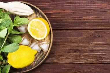 Limonata - limon, nane, için malzemeler üzerinde ahşap tepsi içinde buz bir 