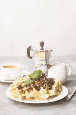 Çikolata ve nane, kahve, sos-bo ile beyaz plaka üzerinde gözleme