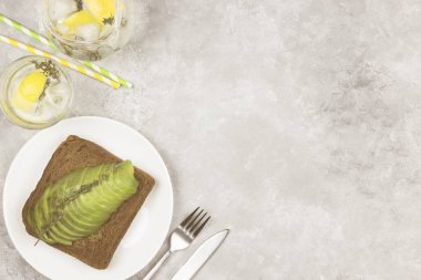 Odaya Servis Kahvaltı - tost avokado ile çavdar ekmeği, bir lig limonata