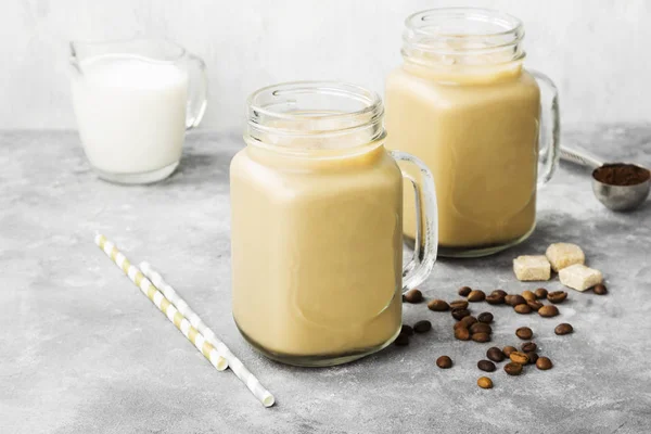 Кофе со льдом с молоком в высоком стакане на сером фоне — стоковое фото