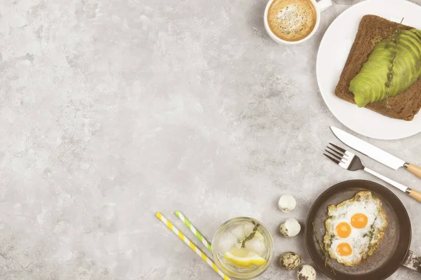 전통적인 아침 식사-토스트와 아보카도, 호 밀 빵에서 튀김 — 스톡 사진