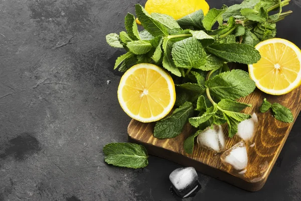 Malzemeler için limonata - limon, nane, buz üzerinde ahşap kesim 