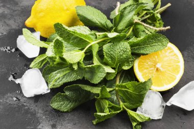 Malzemeler için limonata - limon, buz, karanlık bir arka plan üzerine nane