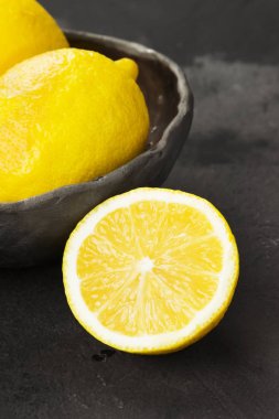 Limon kil kase karanlık bir arka plan üzerinde