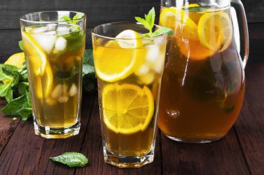 Buzlu çay limon ve nane bir ahşap zemin üzerine