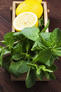 Limonata - limon, nane bir ahşap Ahşap kutusunda için malzemeler