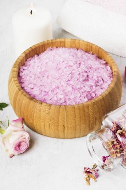 Banyo tuzu ile ahşap bir kase, yaprakları ve bir fr bir gül kokusu