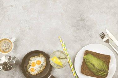 Geleneksel kahvaltı - avokado, çavdar ekmeğine tost kızartma