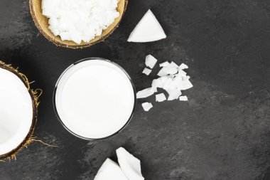 Vegan Hindistan cevizi sütü koyu arka plan üzerinde cam. Non-süt süt