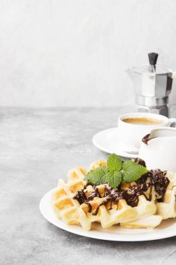 Çikolata ve nane, kahve, sos-bo ile beyaz plaka üzerinde gözleme