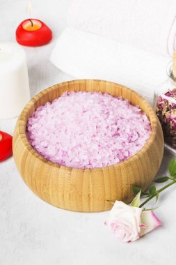 Banyo tuzu ile ahşap bir kase, yaprakları ve bir fr bir gül kokusu