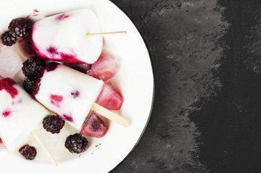 Yoğurt dondurma / Hindistan cevizi Süt blackberry ve raspber ile