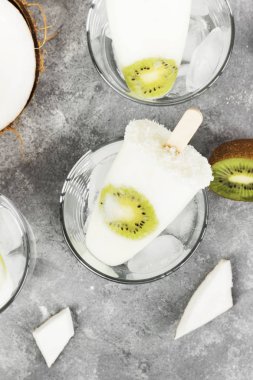 Yoğurt dondurma / Hindistan cevizi Süt kivi ve Hindistan cevizi üzerinde bir 