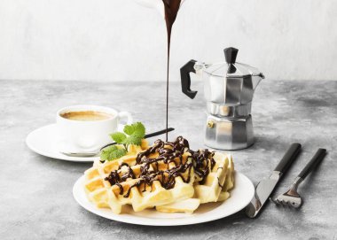 Çikolata ve nane, kahve, sos-bo ile beyaz plaka üzerinde gözleme