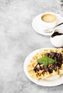 Çikolata ve nane, kahve, sos-bo ile beyaz plaka üzerinde gözleme