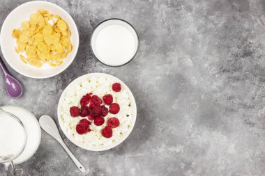 Dondurulmuş Ahududu ve cornflak fincan kase süzme peynir