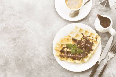 Çikolata ve nane, kahve, sos-bo ile beyaz plaka üzerinde gözleme