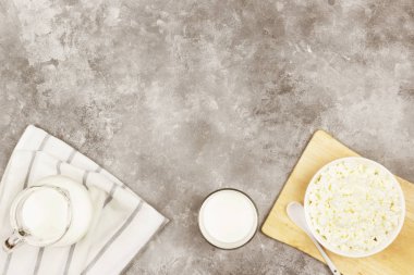 Ahşap kesme tahtası ve süt cam kase süzme peynir