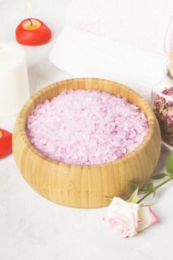 Banyo tuzu ile ahşap bir kase, yaprakları ve bir fr bir gül kokusu