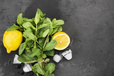 Malzemeler için limonata - limon, buz, karanlık bir arka plan üzerine nane