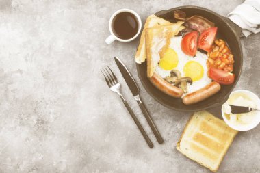 Geleneksel İngiliz kahvaltısı - pastırma, sosis, sahanda yumurta, tom