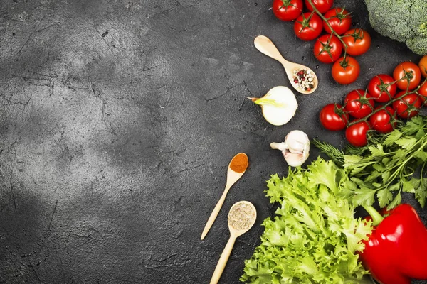 Surtido de verduras frescas (pimienta, tomates cherry, cebollas , — Foto de Stock