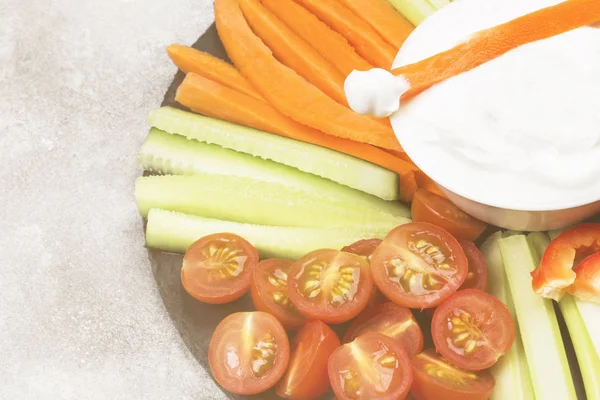 Cremige Sauce in weißer Schüssel und verschiedene Gemüse (Tomaten, — Stockfoto
