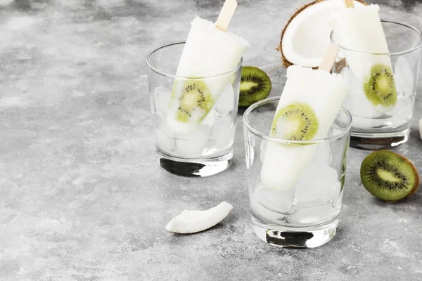 Helado de yogur / leche de coco de kiwi en un fondo claro —  Fotos de Stock