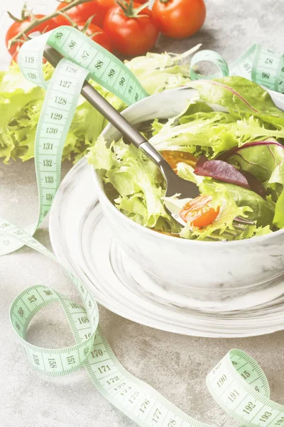 Diyet karışık yeşillik salatası (mesclun, mache, marul) ve che