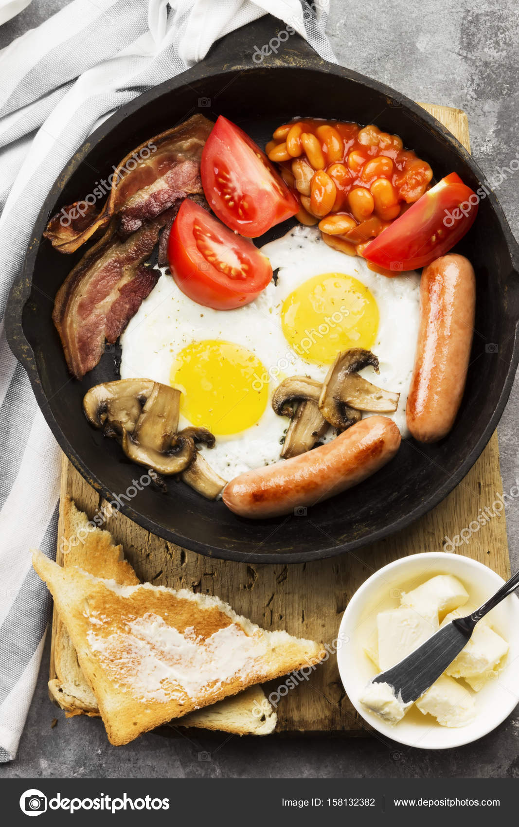 Tradizionale colazione all\'inglese - pancetta, salsicce, uova fritte ... Tradizionale colazione all\'inglese - pancetta, salsicce, uova fritte ...