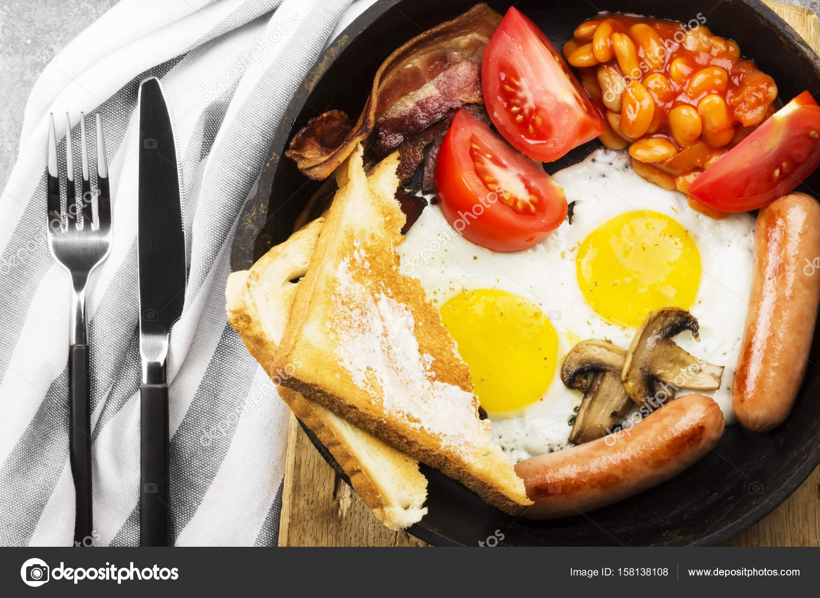 Tradizionale colazione all\'inglese - pancetta, salsicce, uova fritte ... Tradizionale colazione all\'inglese - pancetta, salsicce, uova fritte ...