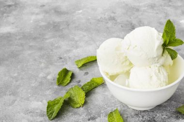 Kase gri bir arka plan üzerine nane dondurma. Uzay kopyalayın. Gıda ba