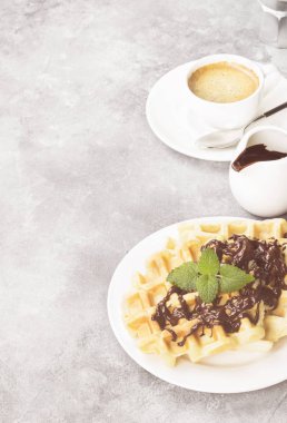 Çikolata ve nane, kahve, sos-bo ile beyaz plaka üzerinde gözleme