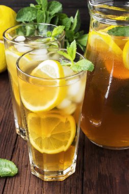 Buzlu çay limon ve nane bir ahşap zemin üzerine