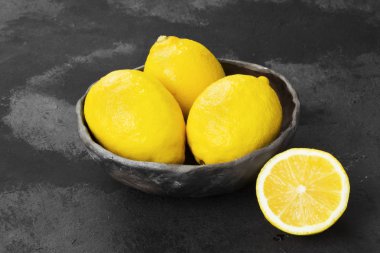 Limon kil kase karanlık bir arka plan üzerinde