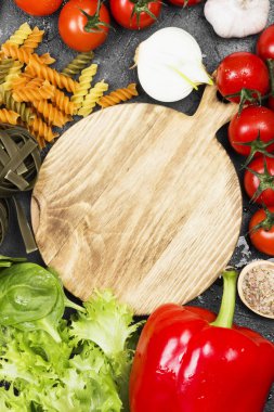 Ham tagliatelle mantarlı ıspanak, makarna ve düdük makarna ıspanak ve domates, yemek (domates, baharat, sarımsak, ıspanak, peper, marul) için malzemeler ile. Görünümü en çok, uzay kopyalayın. Gıda arka plan