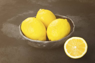 Limon kil kase karanlık bir arka plan üzerinde. Tonlama