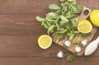 Malzemeler için limonata - limon, nane, buz üzerinde ahşap kesim 